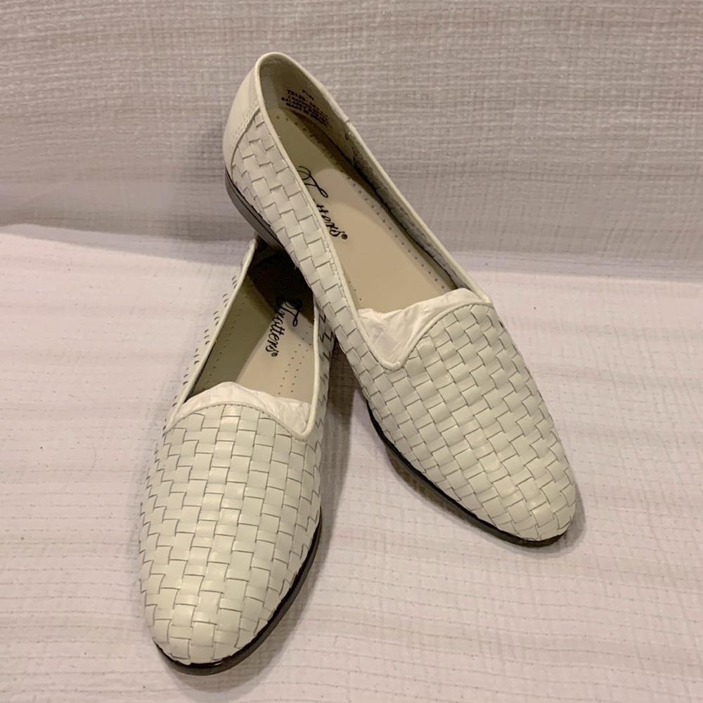 Trotters flat shoes white size 7.5